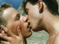 Perugia: firme per il registro delle coppie - 0107 bacio 1 - Gay.it Archivio