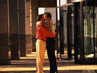Mosca: niente gay al Festival Film d'amore - 0109 uomini bacio inpiedi - Gay.it Archivio