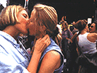 Spagna: bocciate proposte per matrimonio gay - 0112 bacio 1 - Gay.it Archivio