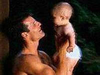 Illinois: niente figli a padre transessuale - 0112 padrebimbo - Gay.it Archivio