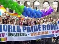 Gay Pride in Piazza Duomo - 0115 gayprideroma2000 1 2 - Gay.it Archivio