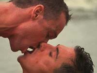 UNIONI GAY, IL SI DELL'EUROPA - 0244 bacio 2 - Gay.it Archivio