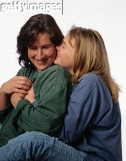 IL BELLO DI ESSERE UNA FAMIGLIA - 0244 donne abbracciate - Gay.it Archivio