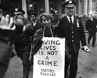 DICHIARAZIONE DI EMMA BONINO SULLA PRONUNCIA DEL PARLAMENTO EUROPEO SUI DIRITTI DEI GAY E DELLE LESBICHE - 0244 emma - Gay.it Archivio