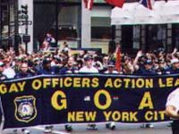 USA: da otto anni è un poliziotto gay in tv - 0244 polizia1 - Gay.it Archivio