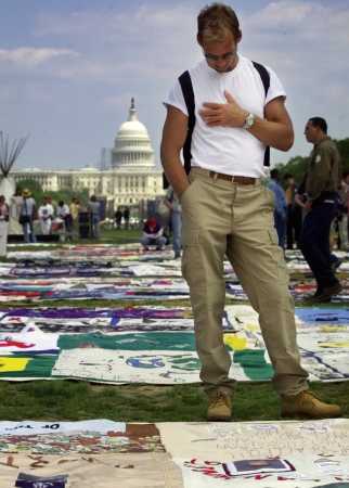 DUE RAGAZZI ITALIANI CI RACCONTANO LA MILLENNIUM MARCH! - 0249 aidsquilt - Gay.it Archivio