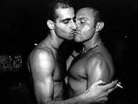 Grecia: successo per il kiss-in gay in Tv - 0253 baciogay 1 - Gay.it Archivio