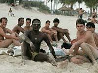 SPORT SULLA SPIAGGIA E TRA LE ONDE - 0258 ragazzispiaggia - Gay.it Archivio