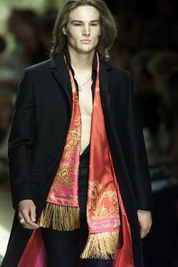 GLI STILISTI VESTONO L'UOMO D'INVERNO - 0259 foulard - Gay.it Archivio