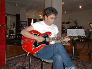 L'UOMO DI NEW YORK - 05 lou epiphone - Gay.it Archivio
