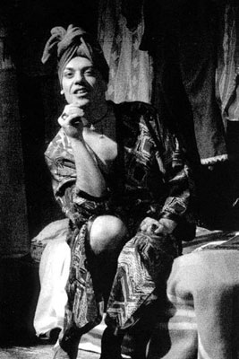 L'AMBIGUITÀ TEATRALE DELL'AMORE - Arnolfo Bacio - Gay.it Archivio