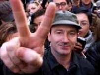Bono: chiedo a Berlusconi di aiutare l'Africa - Bono u2 2 - Gay.it Archivio