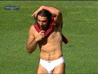 TRUFFA ALLA COREANA - Buffon4 - Gay.it Archivio