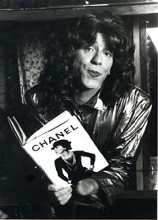 CHE CHIC QUEL TRAVESTITO! - Coco Chanel01 - Gay.it Archivio