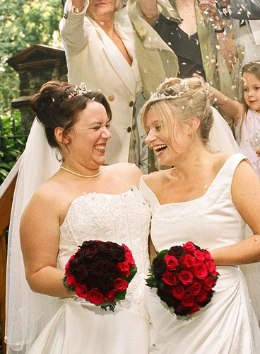 GB: È TEMPO DI MATRIMONI IN ROSA - GayCouple4 - Gay.it Archivio