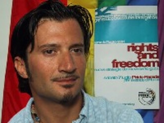 Girotondini gay: una festa di protesta - Mazzotta Massimo - Gay.it Archivio