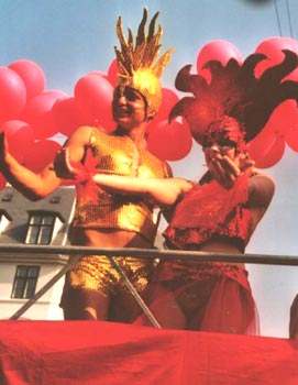 SIRENETTE GAY IN SFILATA - Mermaid Pride01 - Gay.it Archivio