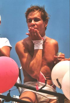 SIRENETTE GAY IN SFILATA - Mermaid Pride02 - Gay.it Archivio