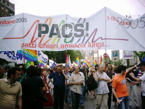 MILANO: AL PRIDE SVENTOLA IL PACS - PRIDE MILANO05 01 - Gay.it Archivio