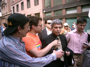 MILANO: AL PRIDE SVENTOLA IL PACS - PRIDE MILANO05 02 - Gay.it Archivio