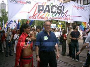 MILANO: AL PRIDE SVENTOLA IL PACS - PRIDE MILANO05 04 - Gay.it Archivio