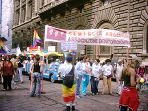 MILANO: AL PRIDE SVENTOLA IL PACS - PRIDE MILANO05 05 - Gay.it Archivio