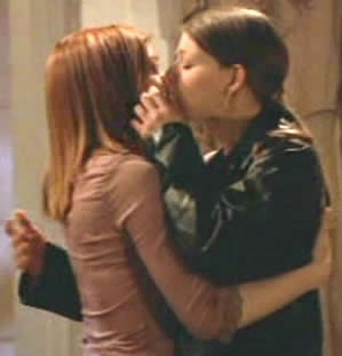 SILENZIO: TORNA L'AMMAZZAVAMPIRI - TaraWillow kiss3 - Gay.it Archivio