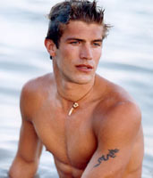 I BELLI VANNO A RUBA - abercrombie03 - Gay.it Archivio