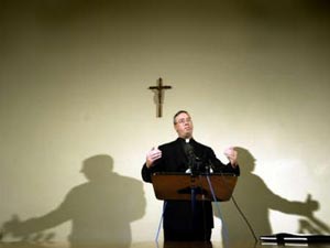 Usa: il Vaticano chiuderà un occhio sui preti gay? - abusi usa02 1 - Gay.it Archivio
