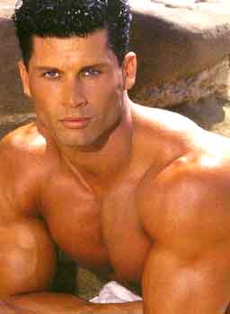 UN CORPO CHE CRESCE - aging02 - Gay.it Archivio