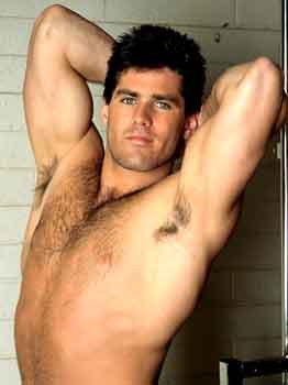 UN CORPO CHE CRESCE - aging05 - Gay.it Archivio