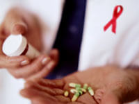 Terapie: le interruzioni "puliscono" dall'Hiv - aids lavoro02 5 - Gay.it Archivio