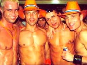 PARTY, IN ONORE DELLA REGINA - amsterdamparty01 - Gay.it Archivio