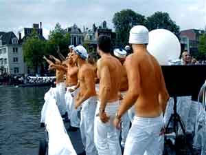 PARTY, IN ONORE DELLA REGINA - amsterdamparty02 - Gay.it Archivio