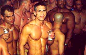 PARTY, IN ONORE DELLA REGINA - amsterdamparty05 - Gay.it Archivio