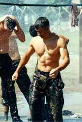 UN MONDO RAINBOW - armyshower3 - Gay.it Archivio