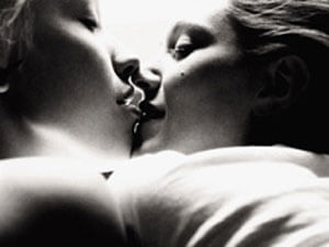 Comune di Bagheria aderisce al Kiss2Pacs - bacio lesbico05 - Gay.it Archivio