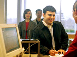 INFEDELI ALLO SPORTELLO - banca01 - Gay.it Archivio