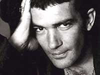 E' IN ARRIVO BANDERAS - banderas base 1 - Gay.it Archivio
