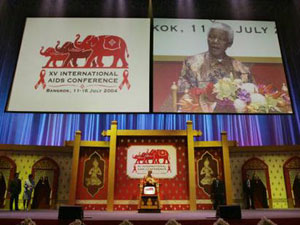 LA CONFERENZA DELLE CONTESTAZIONI - bangkok aids5 - Gay.it Archivio