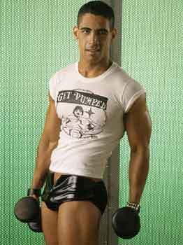 MUSCOLI DA VENTENNI - bello giovane22 - Gay.it Archivio