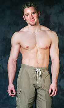 MUSCOLI DA VENTENNI - bello giovane27 - Gay.it Archivio