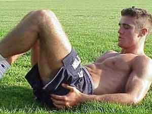 MUSCOLI DA VENTENNI - bello giovane28 - Gay.it Archivio