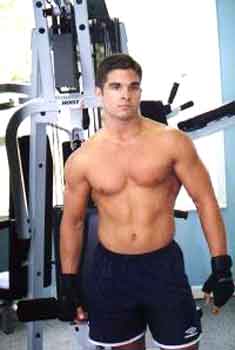 MUSCOLI DA VENTENNI - bello giovane29 - Gay.it Archivio