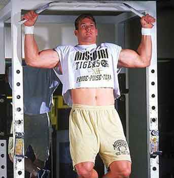 MUSCOLI DA VENTENNI - bello giovane30 - Gay.it Archivio