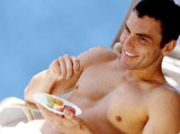 ESTATE: BELLI E LEGGERI - bello frutta03 - Gay.it Archivio