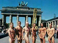 Berlino: concorso per un monumento a vittime gay - berlingaypride01 - Gay.it Archivio