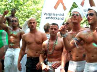 ALLA CONQUISTA DEI TEDESCHI - berlingaypride04 - Gay.it Archivio