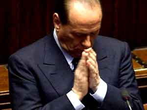 Berlusconi: pregiudizio politico su Buttiglione - berlusconi prega - Gay.it Archivio
