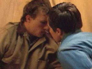 Cinema: altri quattro premi a 'Brokeback Mountain' - brokeback kiss 1 - Gay.it Archivio